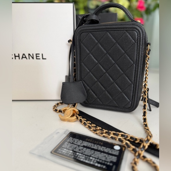 CHANEL Filigree Vertical Vanity Case Quilted Caviar ~ EUC w/Box & 2 COA’s - Picture 2 of 13